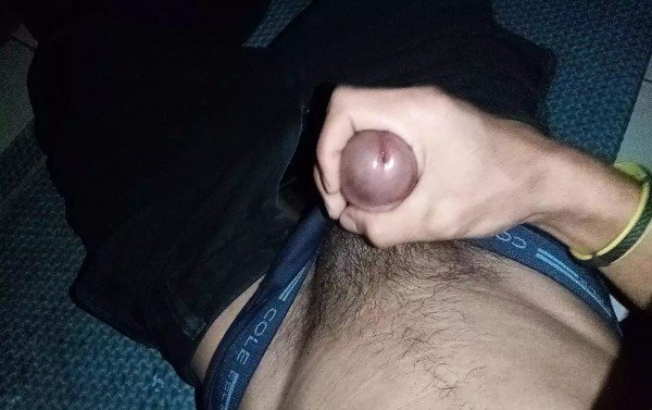 Saya mengalami ejakulasi begitu banyak sehingga meluap dari tangan saya dengan masturbasi setelah sekian lama